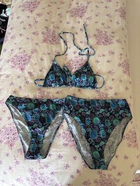 Follow suit triangle top and two styles of bottoms M